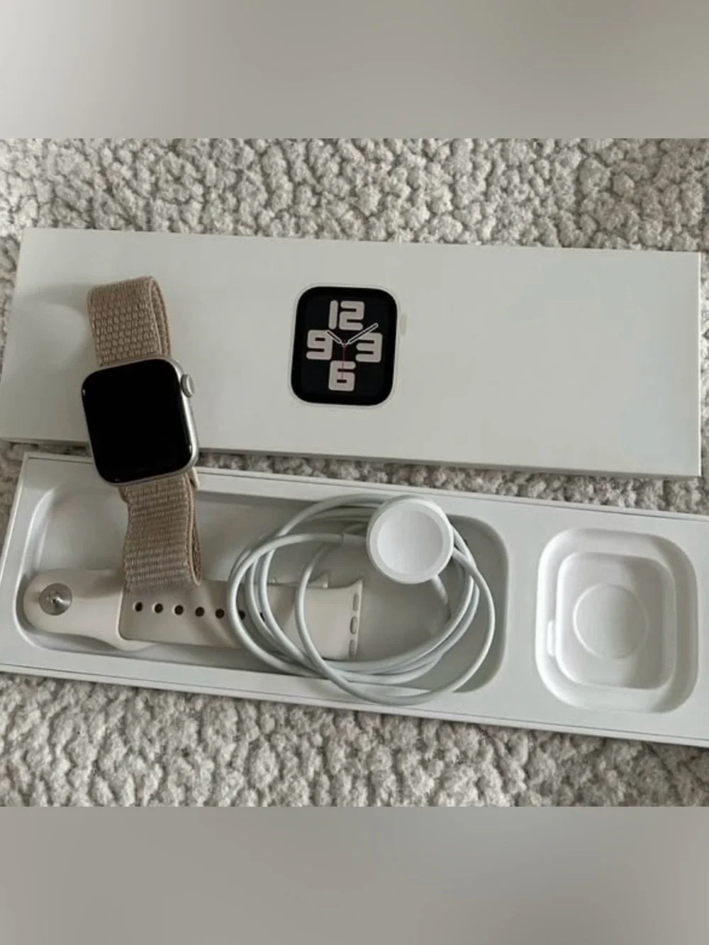 Apple Watch SE (gps only) - excellent condition!